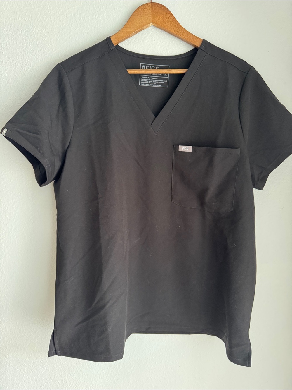 Figs womans V-Neck Pocket Shirt in Black